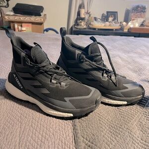 Women’s hiking shoes